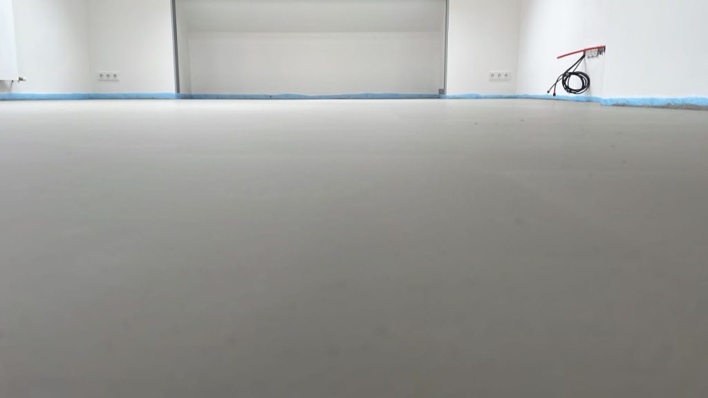 Leerer Raum mit glattem Boden