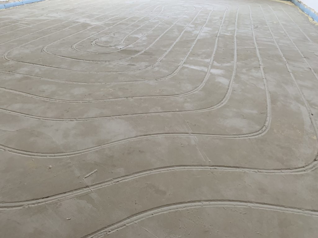 Estrichboden mit Linienmustern