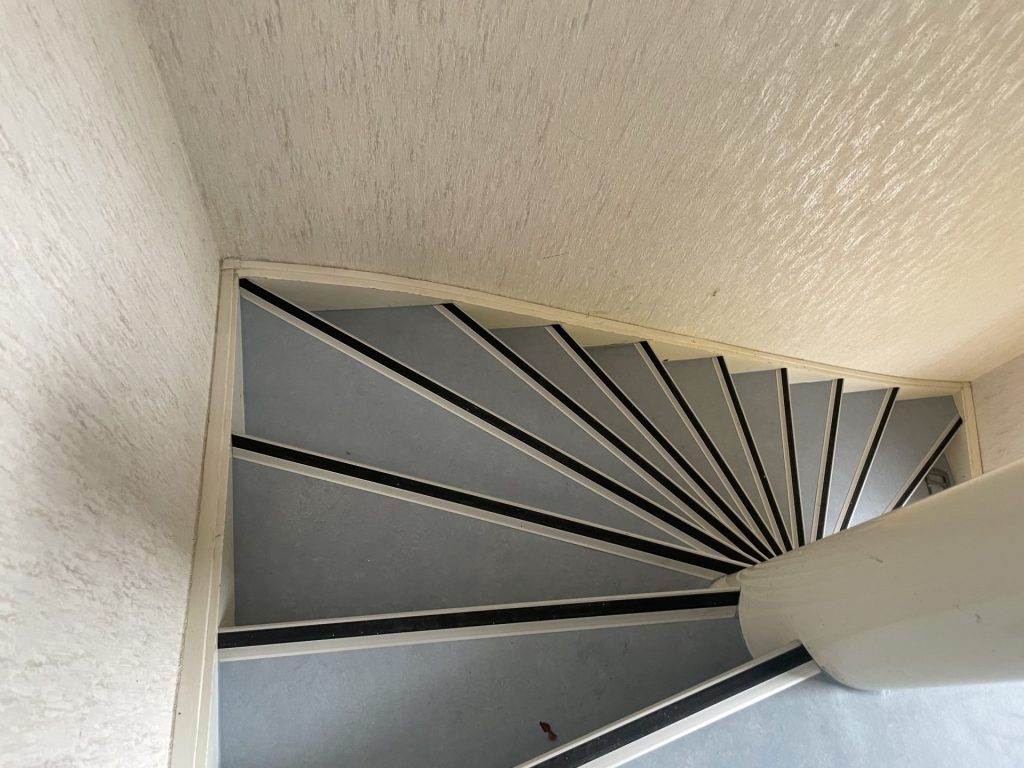 Treppe von unten fotografiert