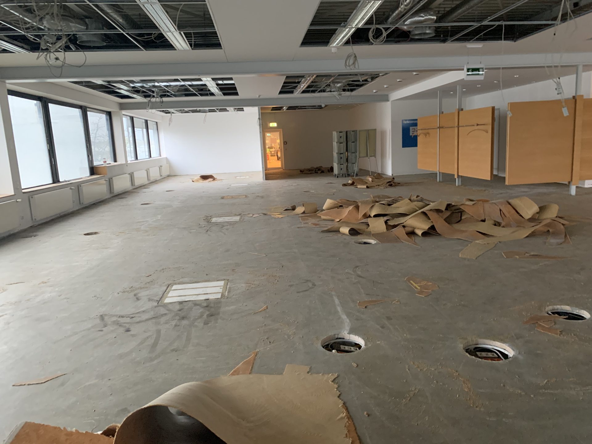 Leerer Raum mit Teppichresten