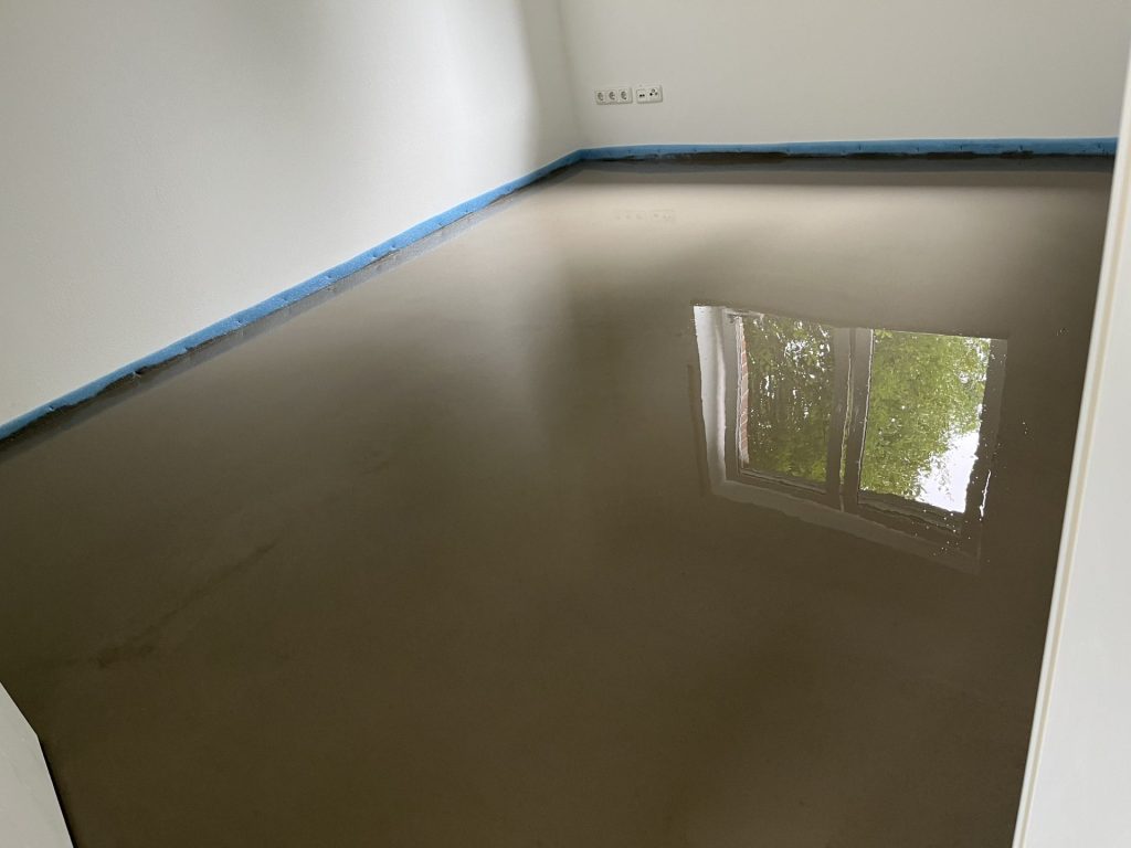 Glatter, reflektierender Bodenbelag