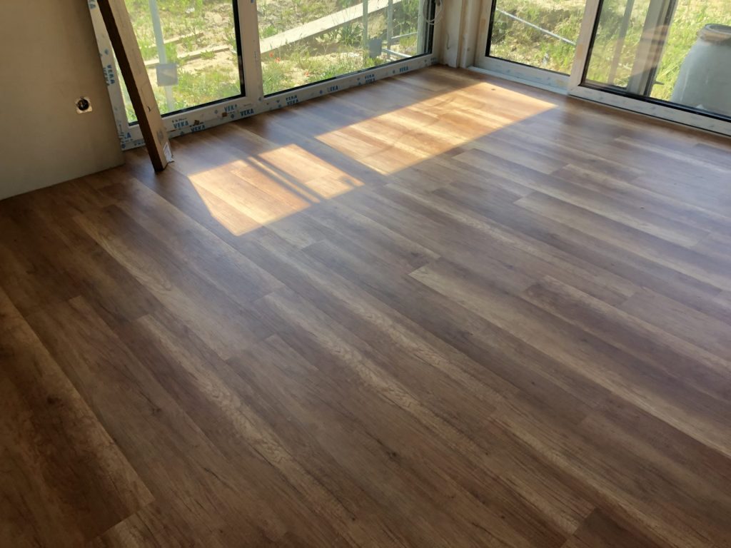 Heller Holzfußboden mit Sonnenlicht