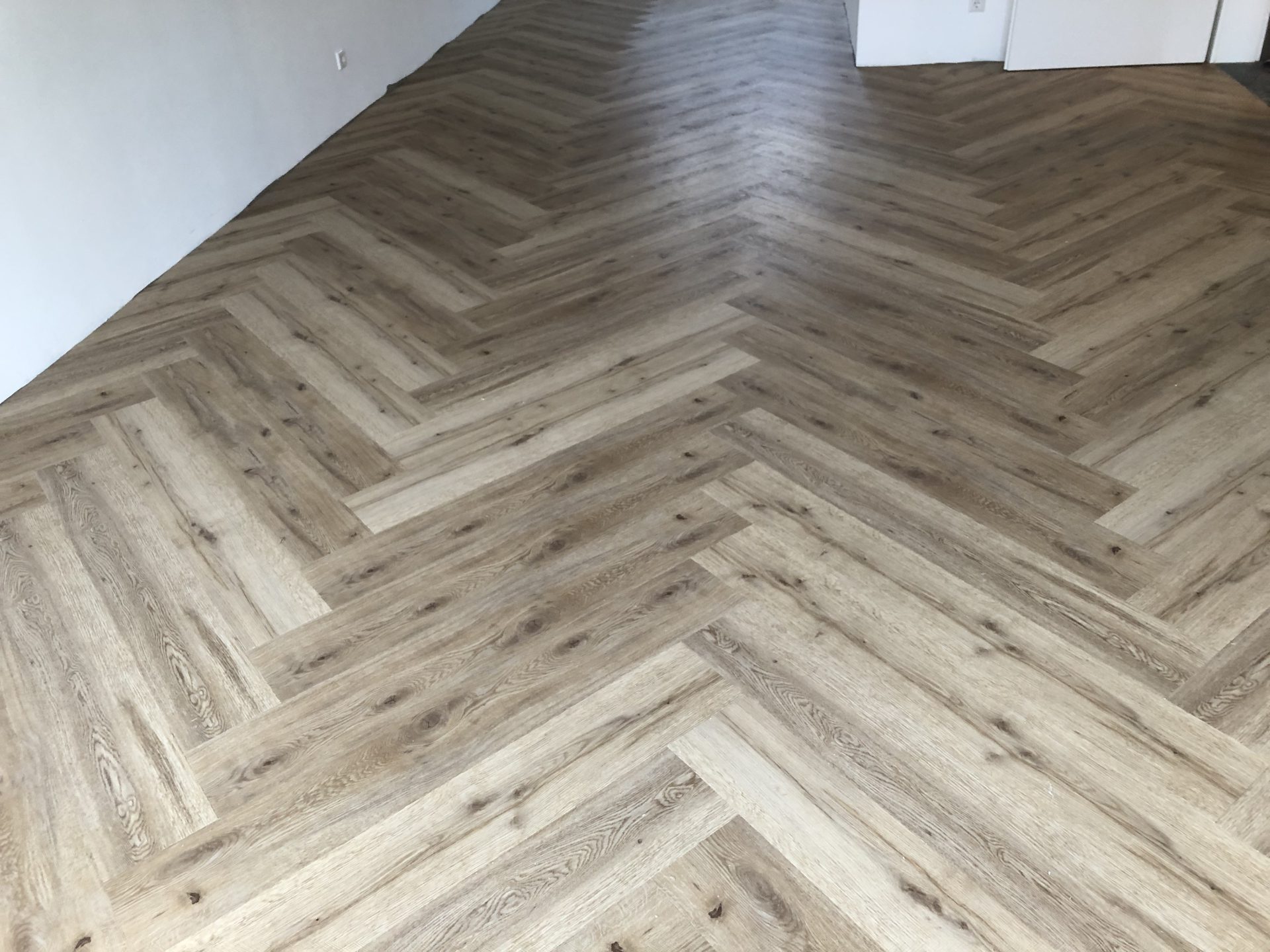 Holzboden im Fischgrätmuster