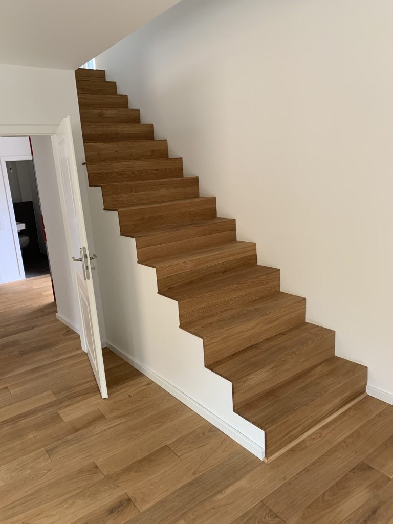 Holztreppe in modernem Raum