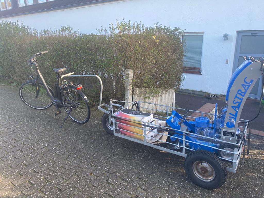 Fahrrad mit Anhänger und Ausrüstung