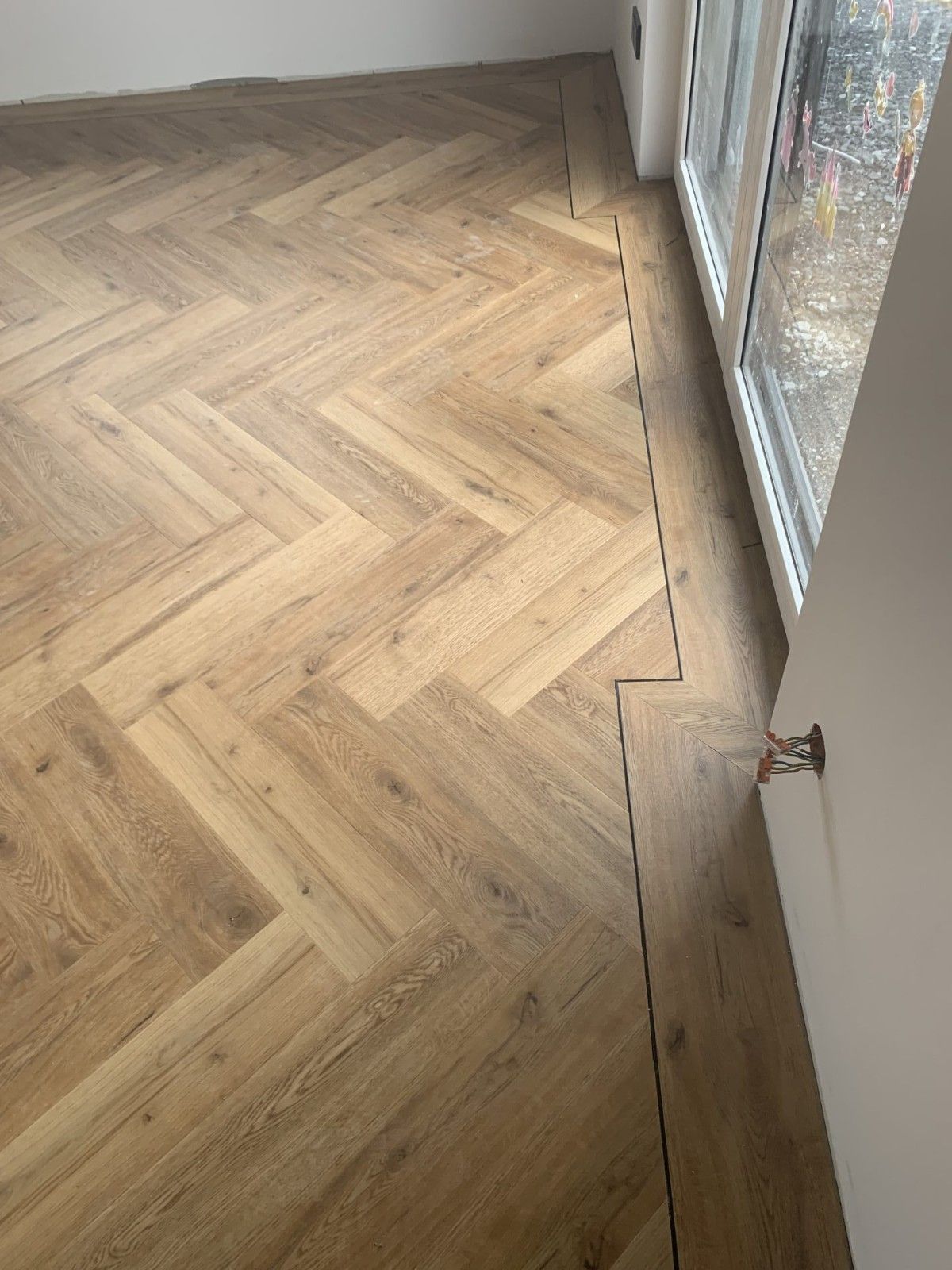 Schönes Fischgrätenmuster im Boden