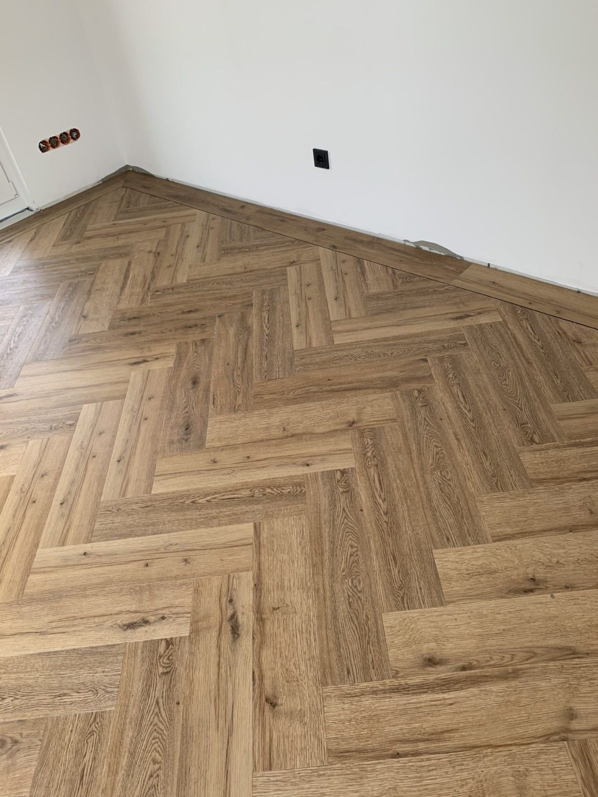 Holzboden im Fischgrätmuster