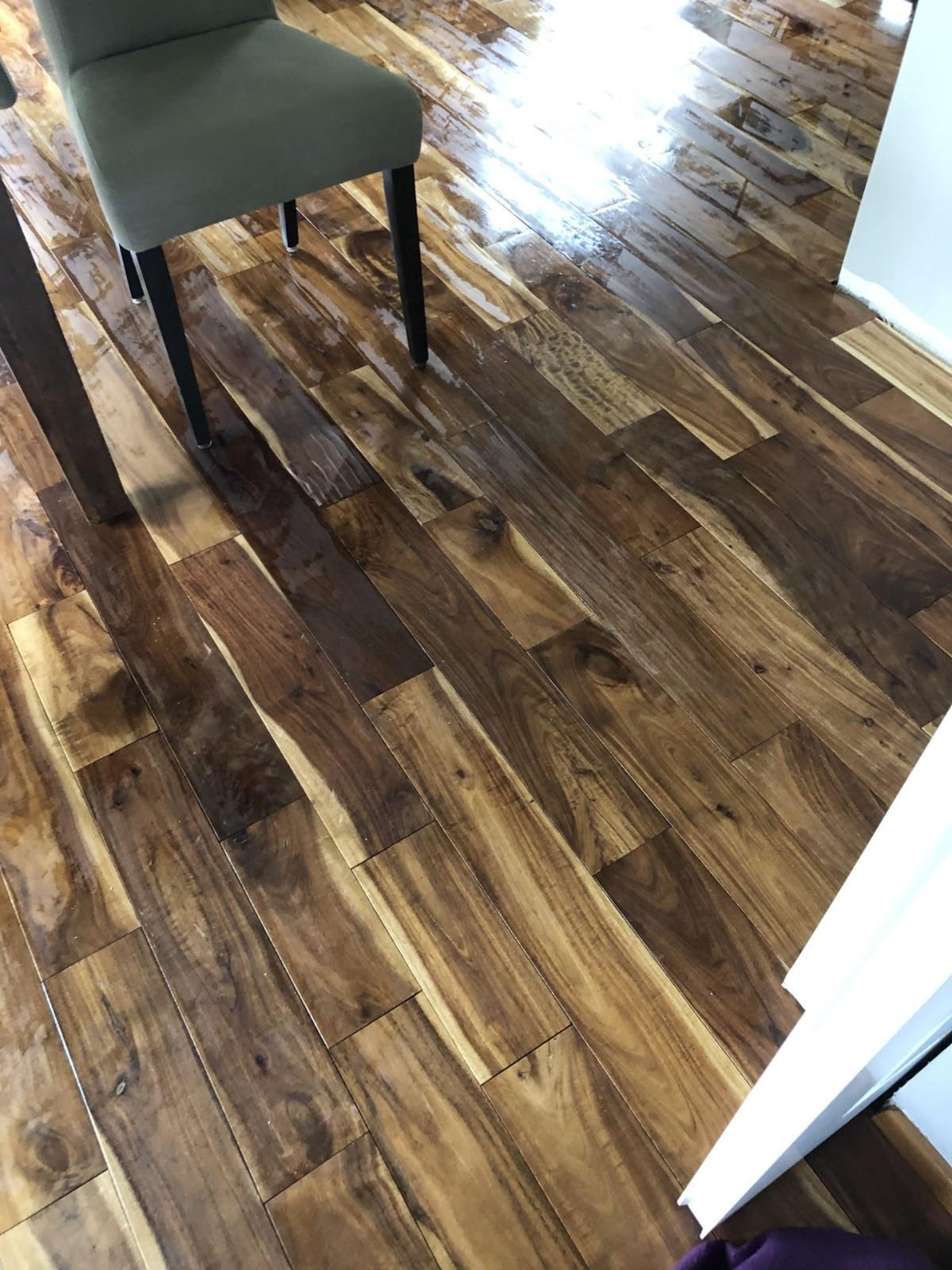 Holzboden mit Stuhl im Raum